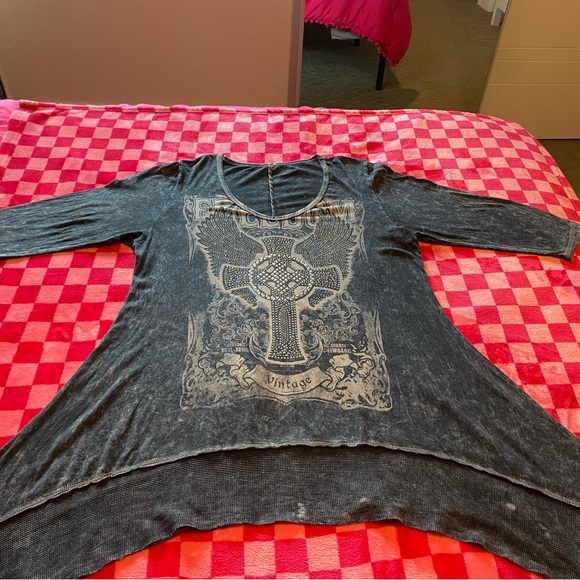 Gray and cream FREEDOM Tombstone AZ short sleeve high low shirt - Picture 3 of 11